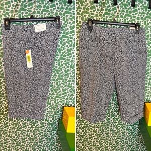 NWT Westbound Shorts, Size 6, to the knee length w/a pretty navy&white pattern!
